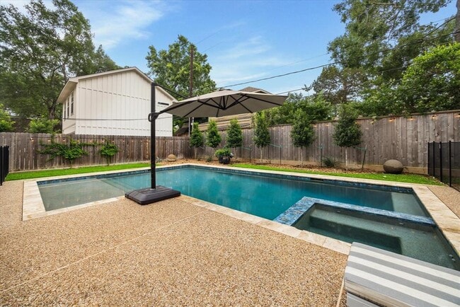 Building Photo - 13035 Pebblebrook Dr