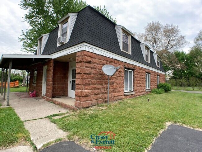 Building Photo - Cute 2 Bedroom Lower Unit