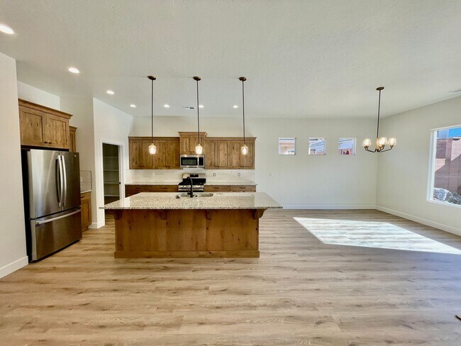 Building Photo - Beautiful Three Bedroom Home in Desert Cliffs