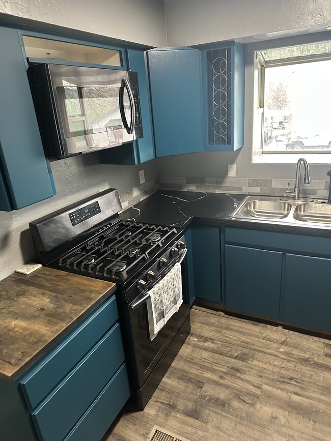 Building Photo - 524 Silcott Ct