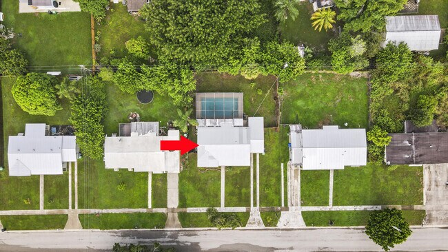 Building Photo - 351 SE Solaz Ave