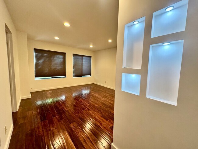 Building Photo - 10633 Holman Ave