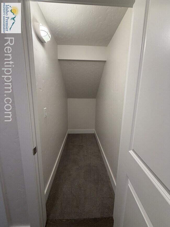 Building Photo - 3010 S Honeycomb Way
