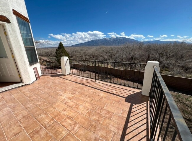 Building Photo - Spacious 5 Bedroom, Views, Refrigerated Ai...