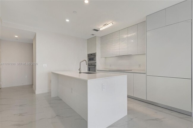 Building Photo - 700 NE 24th St