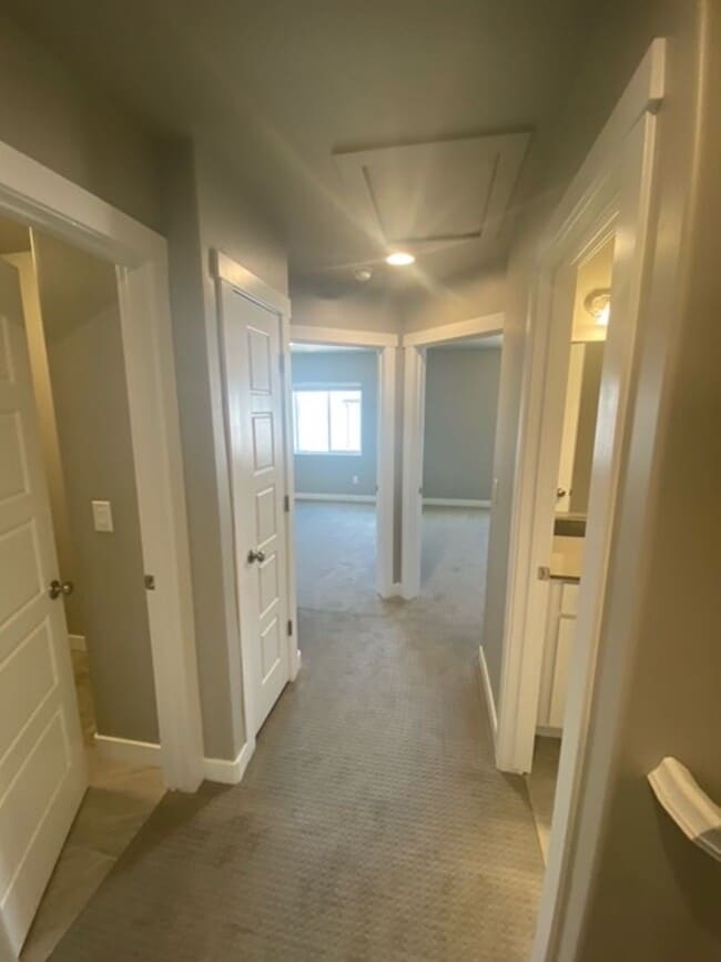 Building Photo - Beautiful Bountiful Townhome