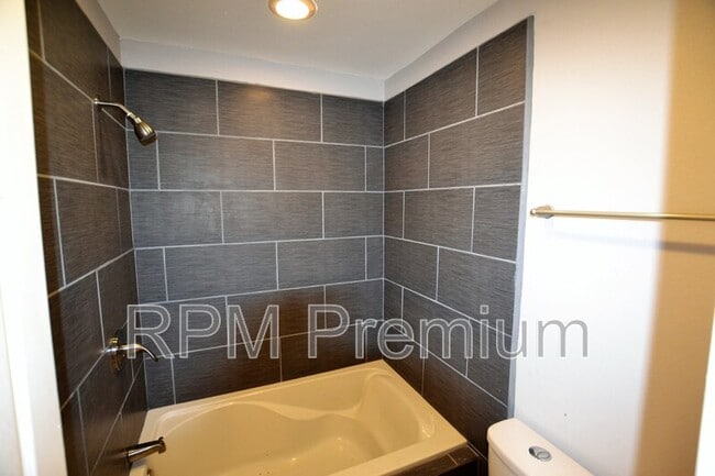 Building Photo - 2530 Chantulane Ave