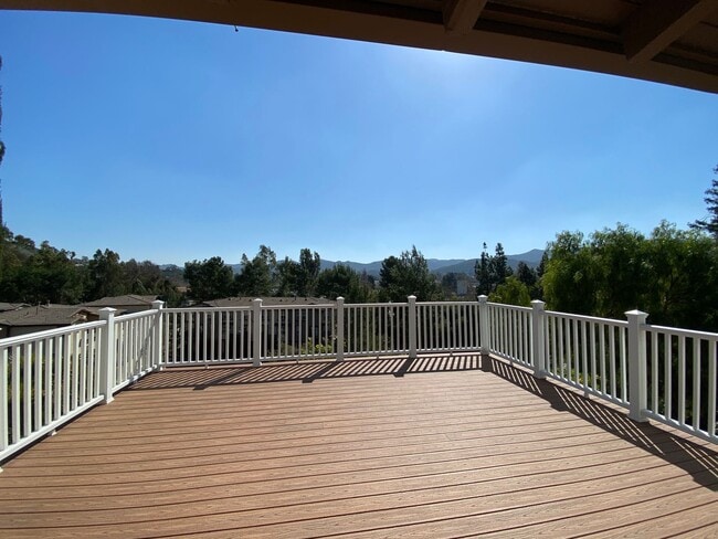 Building Photo - 4 bed, 2 1/2 bath home in the Racquet Club...