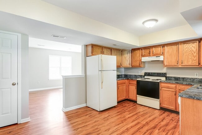 Building Photo - Three bedroom two bathroom end unit townhouse