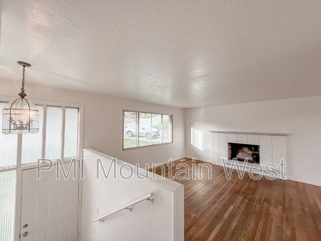 Building Photo - 698 Doren Dr