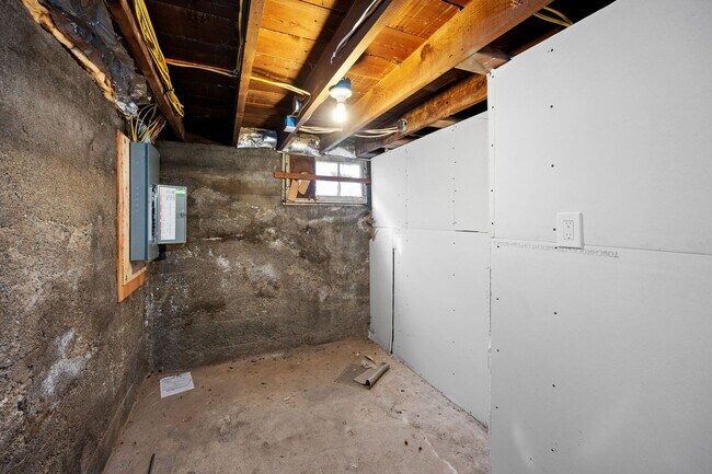Building Photo - Remodeled 3BR/2BA Brick Bungalow - Fireplace, Finished Basement & Garage