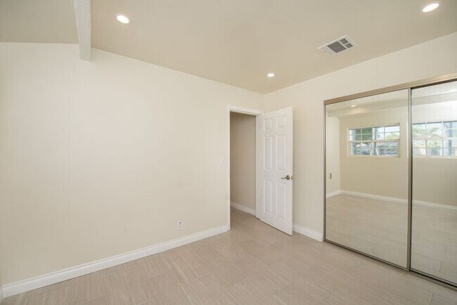 Building Photo - Completely Remodeld W/ Swimming Pool!