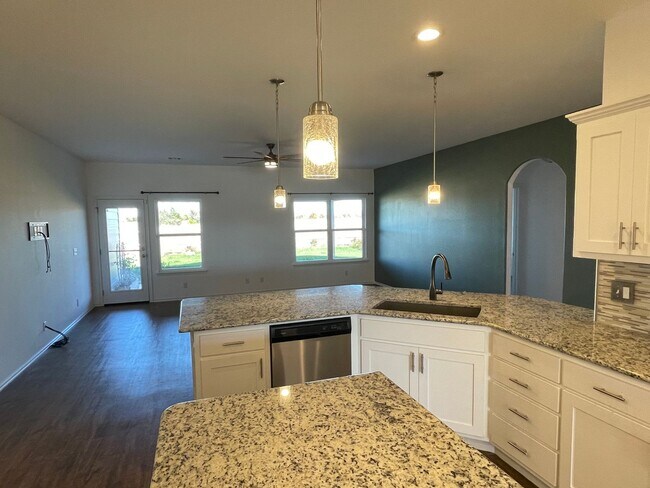 Building Photo - Spectacular 4 bedroom, 2 bath home in Owasso