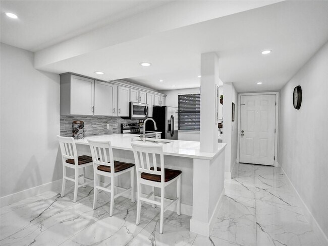 Building Photo - 6073 Balboa Cir