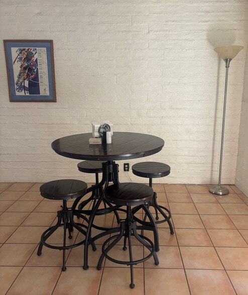 Building Photo - 6 W Greenock Dr