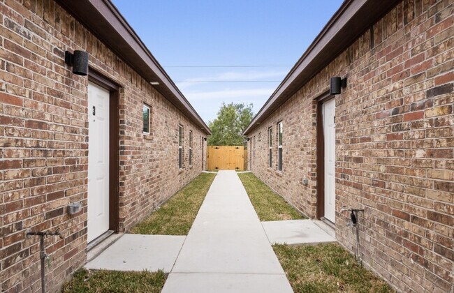 Building Photo - 3806 Valeria - MonMack Place