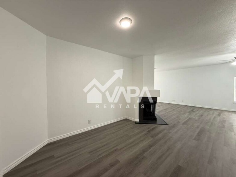 Building Photo - 9747 Fortune Ridge Dr