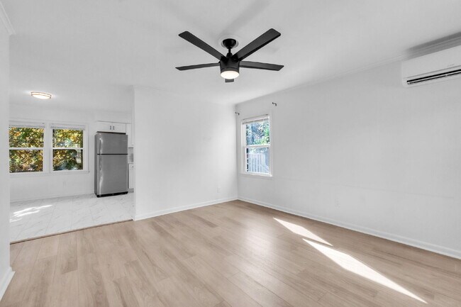 Building Photo - Updated 2-Bedroom 1-Bathroom Duplex in Spartanburg with Modern Finishes and Convenient Location!