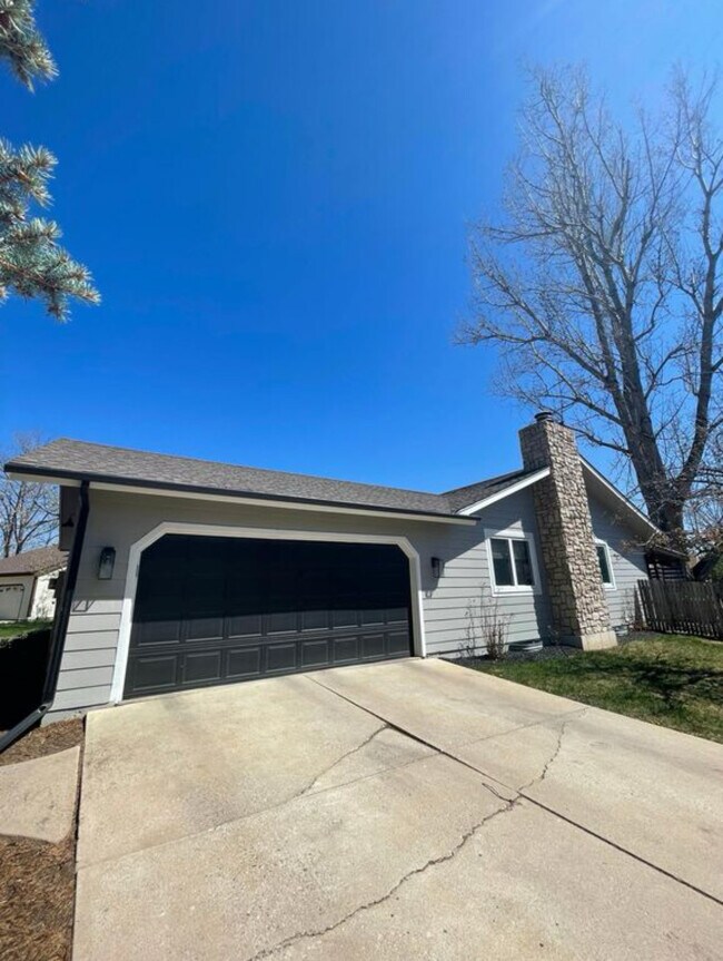 Building Photo - 1001 Camelot Cir