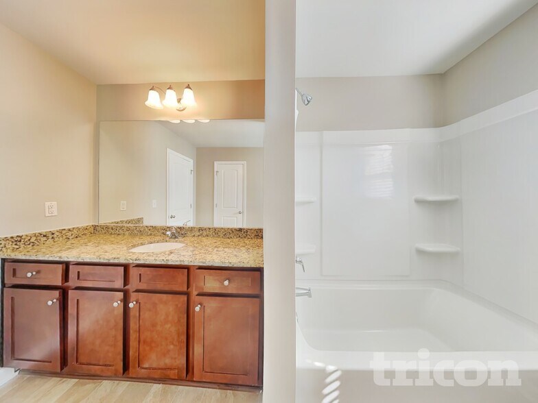 Building Photo - 165 Daisy Cir