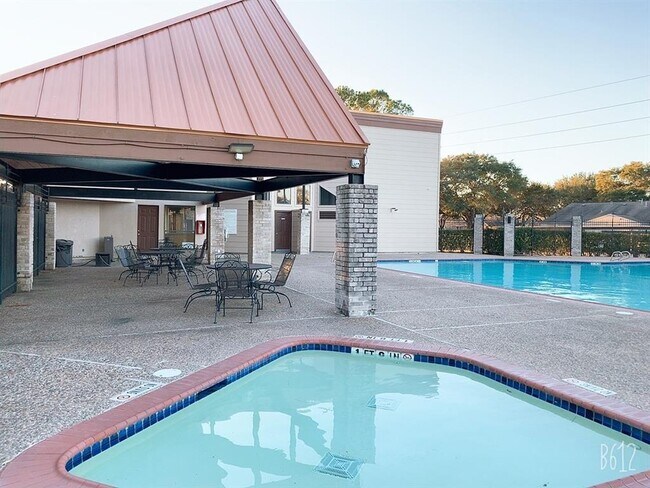 Building Photo - 15215 Possumwood Dr