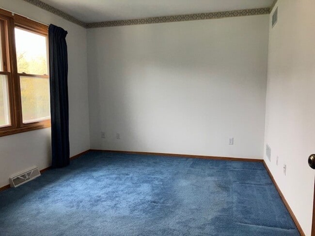 Building Photo - Spacious 4 bedroom, 2.5 Bath Two Story Home