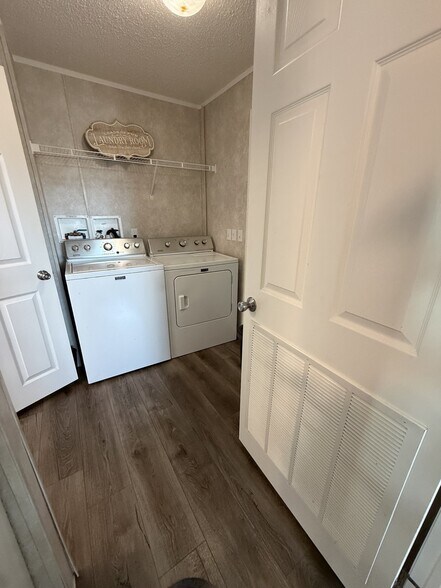 Building Photo - 163 Clays Ct