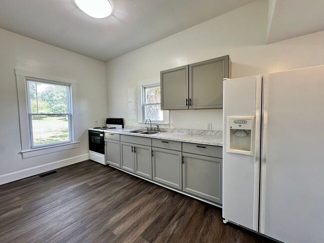 Building Photo - Charming 3 Bedroom Home for Rent – Recentl...