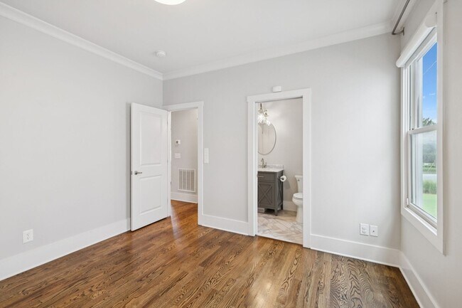 Building Photo - 2310 Vaulx Ln