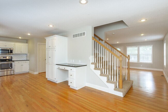 Building Photo - Wonderful 3 bed 2.5 Bath in Waldo! Availab...