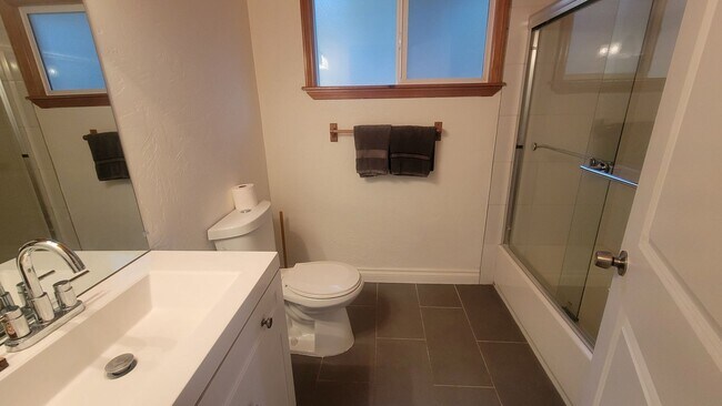 Building Photo - Move-In Ready 3-Bedroom Home with Deck and Mountain Setting