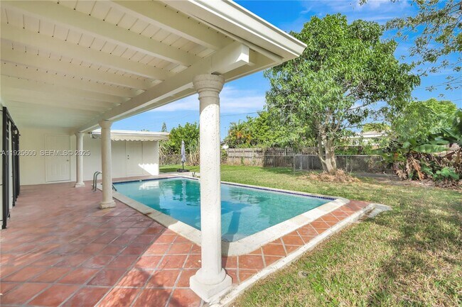 Building Photo - 3225 SW 94th Ave