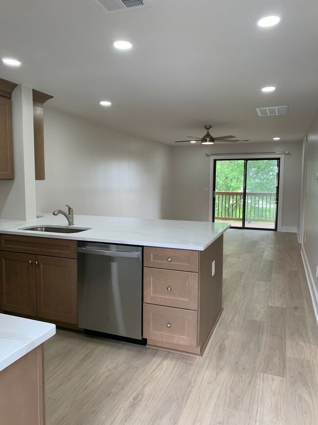 Building Photo - Completely Renovated 2 Bedroom 2 Bath Park Place Condo