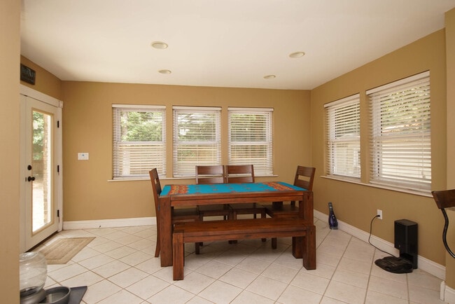 Building Photo - 574 L'Ombre Cir NE