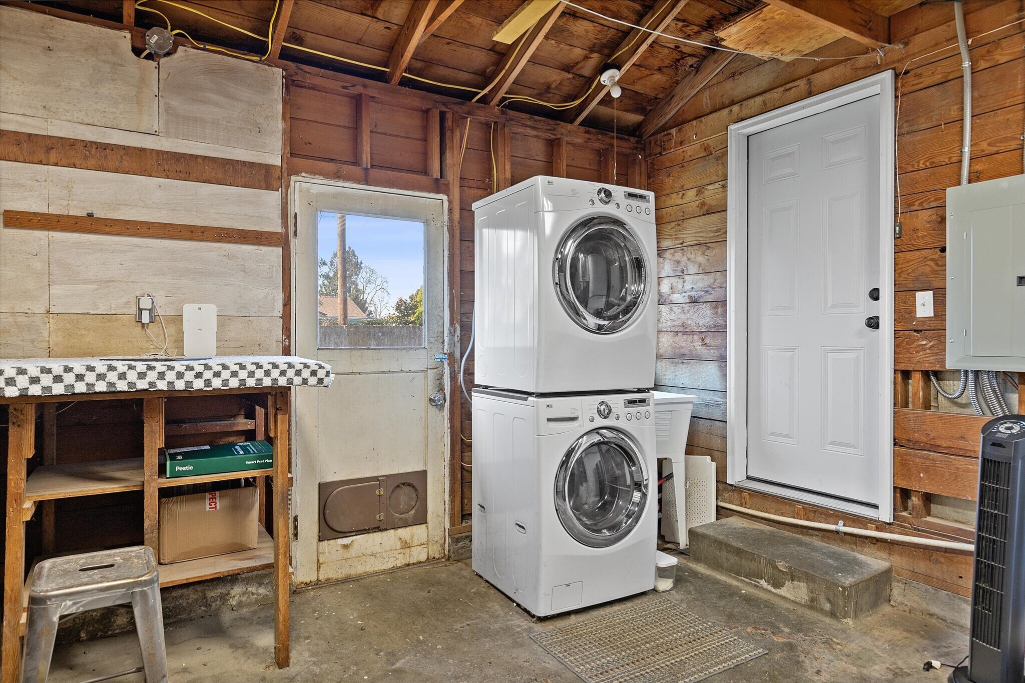 Building Photo - 4775 SW Beech Dr