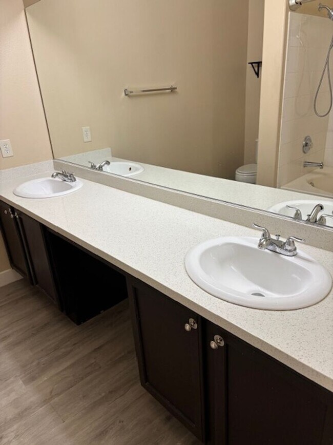 Building Photo - Beautiful, spacious top-floor 2-bedroom, 2-bathroom condo in the Southwest