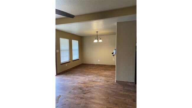 Building Photo - 10910 Shady Oaks Dr