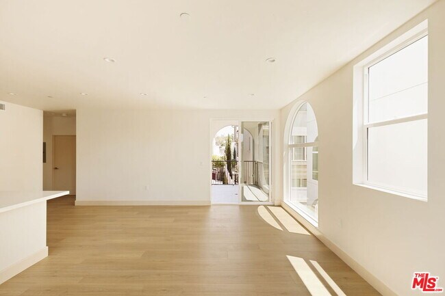 Building Photo - 738 N Vendome St