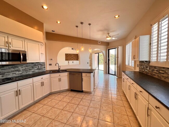 Building Photo - 10123 N Alder Spring Dr