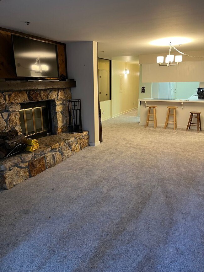Building Photo - 333 Ski Way
