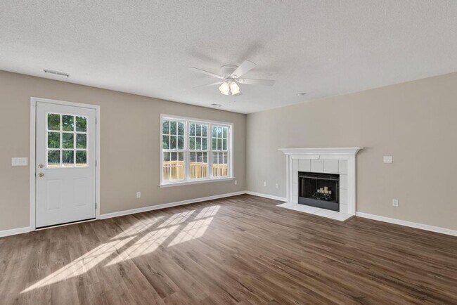 Building Photo - Spacious 4BR/2.5 Bath in the Jacksonville Commons Area