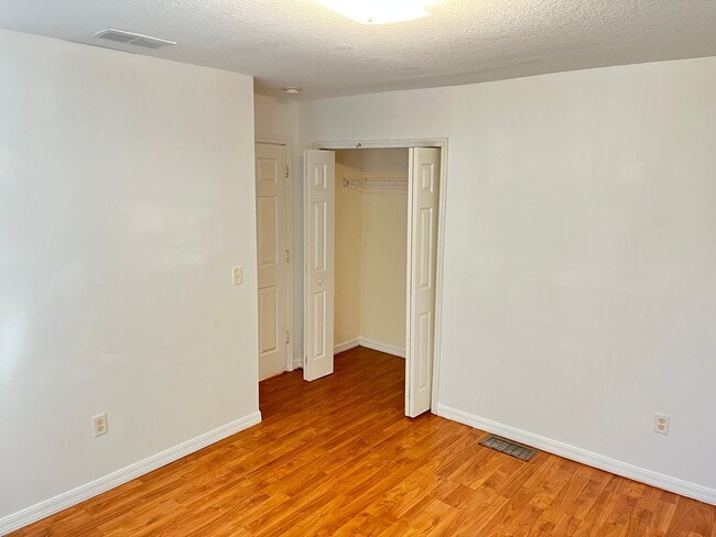 Building Photo - Beautiful 3bed/2bath townhouse close to Di...