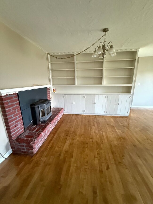 Building Photo - Spacious Ranch Rambler with 2 car garage