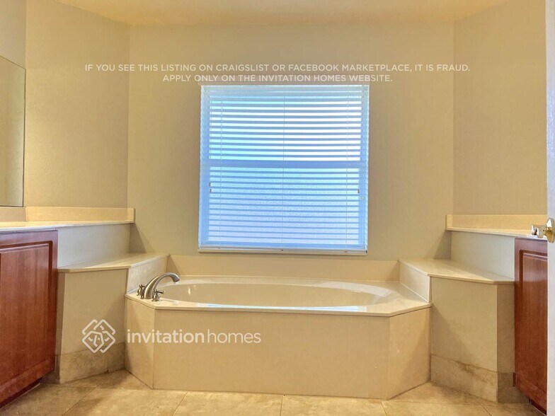 Building Photo - 107 Hidden Hollow Dr