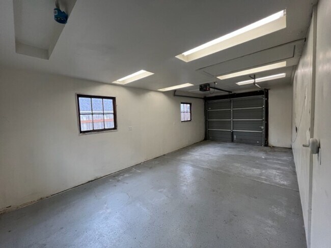 Building Photo - 2520 H St