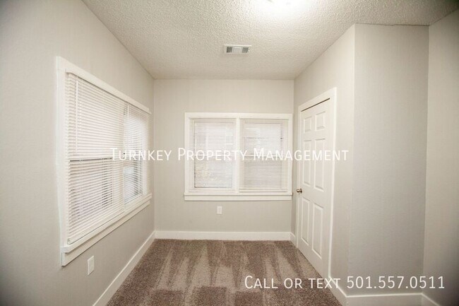 Building Photo - 1415 S Cedar St
