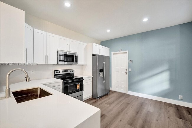 Building Photo - 1978 Madeira Dr