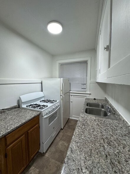 Building Photo - 4962 Lindenwood Ave