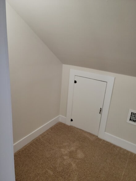 Building Photo - 498 Manatawny St