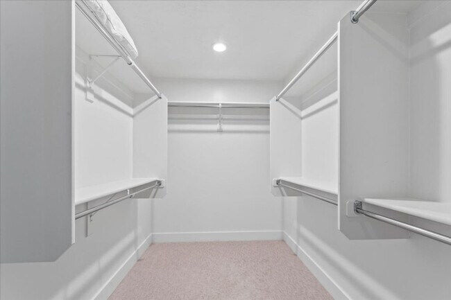 Building Photo - 690 S Edge Ln